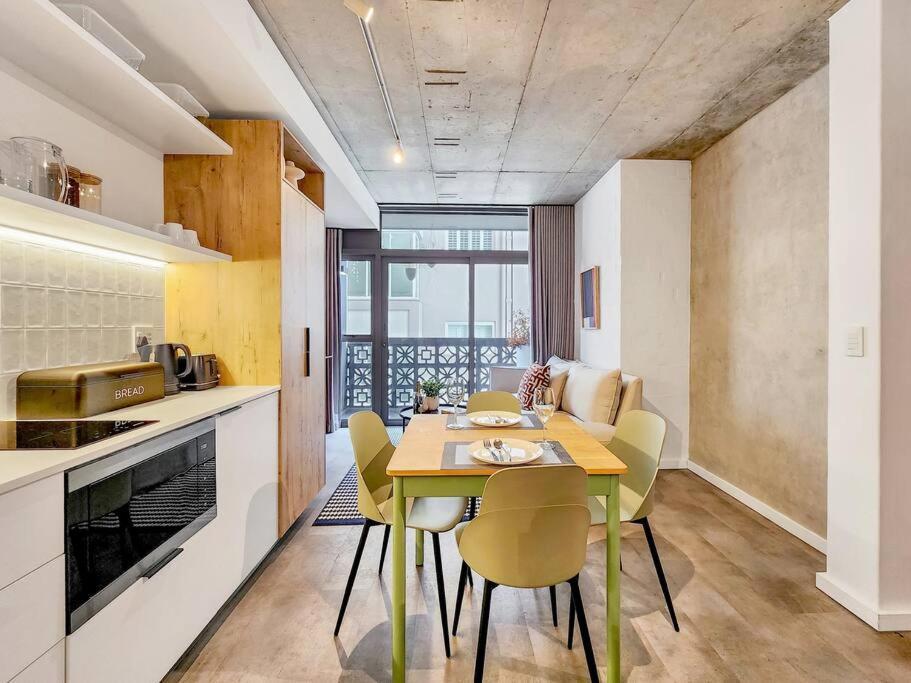 Stylish With Pool Access *