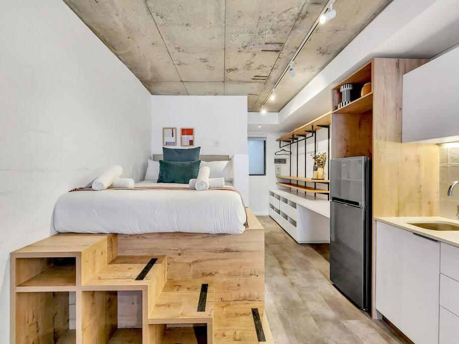 Stylish With Pool Access Apartment *