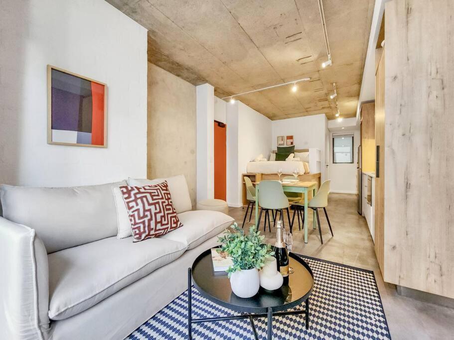 Stylish With Pool Access *