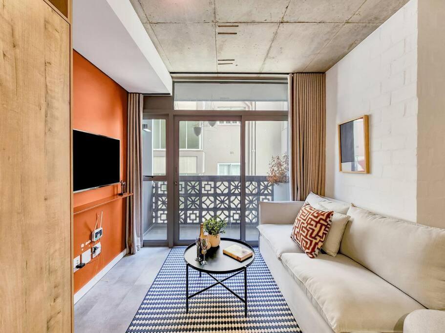 Stylish With Pool Access Apartment *
